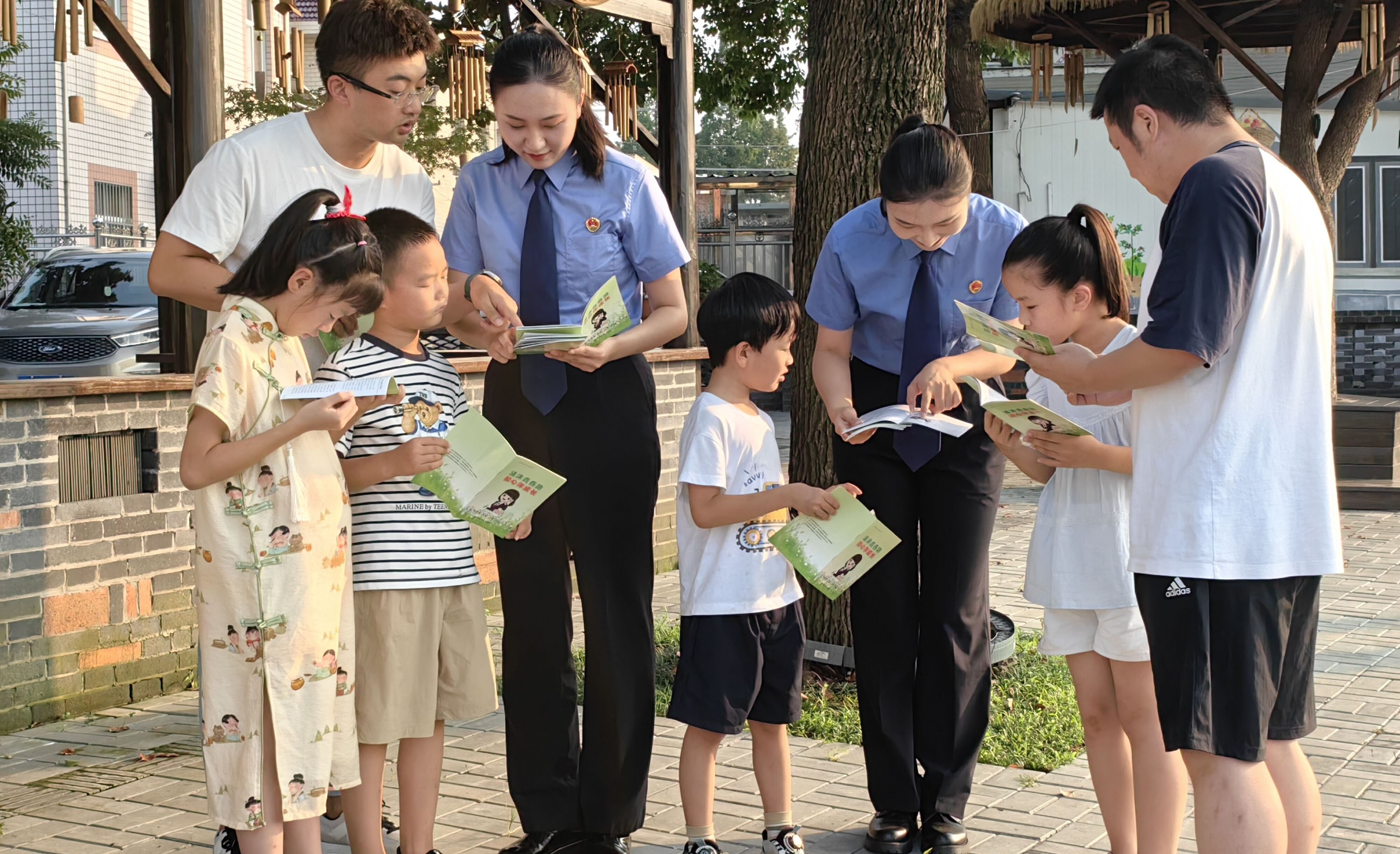 揚中市檢察院“知心姐姐”團隊利用原創(chuàng)繪本故事為學(xué)生們普法